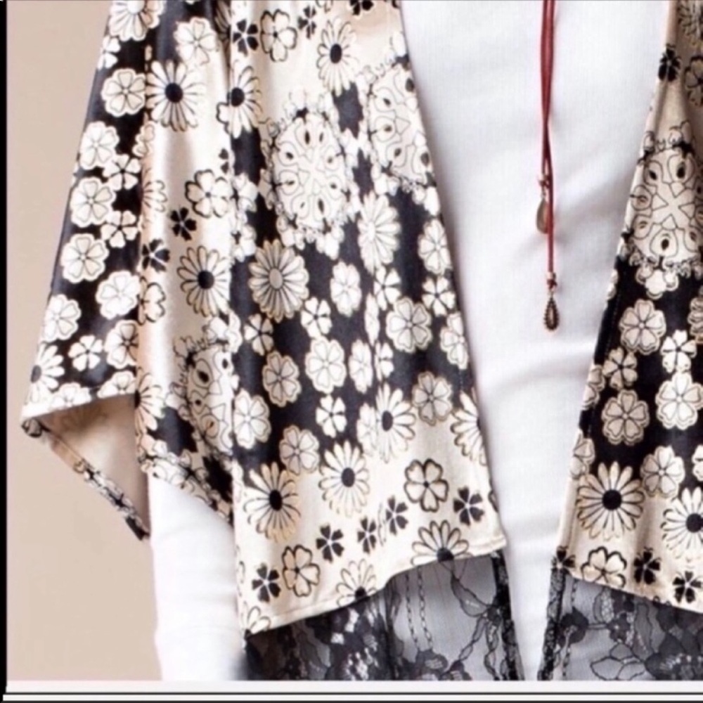 Lacey Gold and Black Kimono - Picture 3 of 4